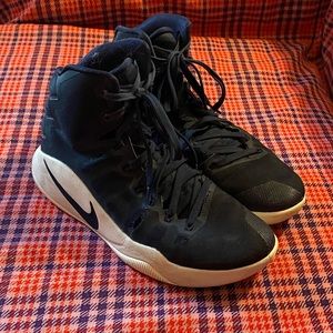 Nike Zoom Hyperdunk kicks men’s size 9